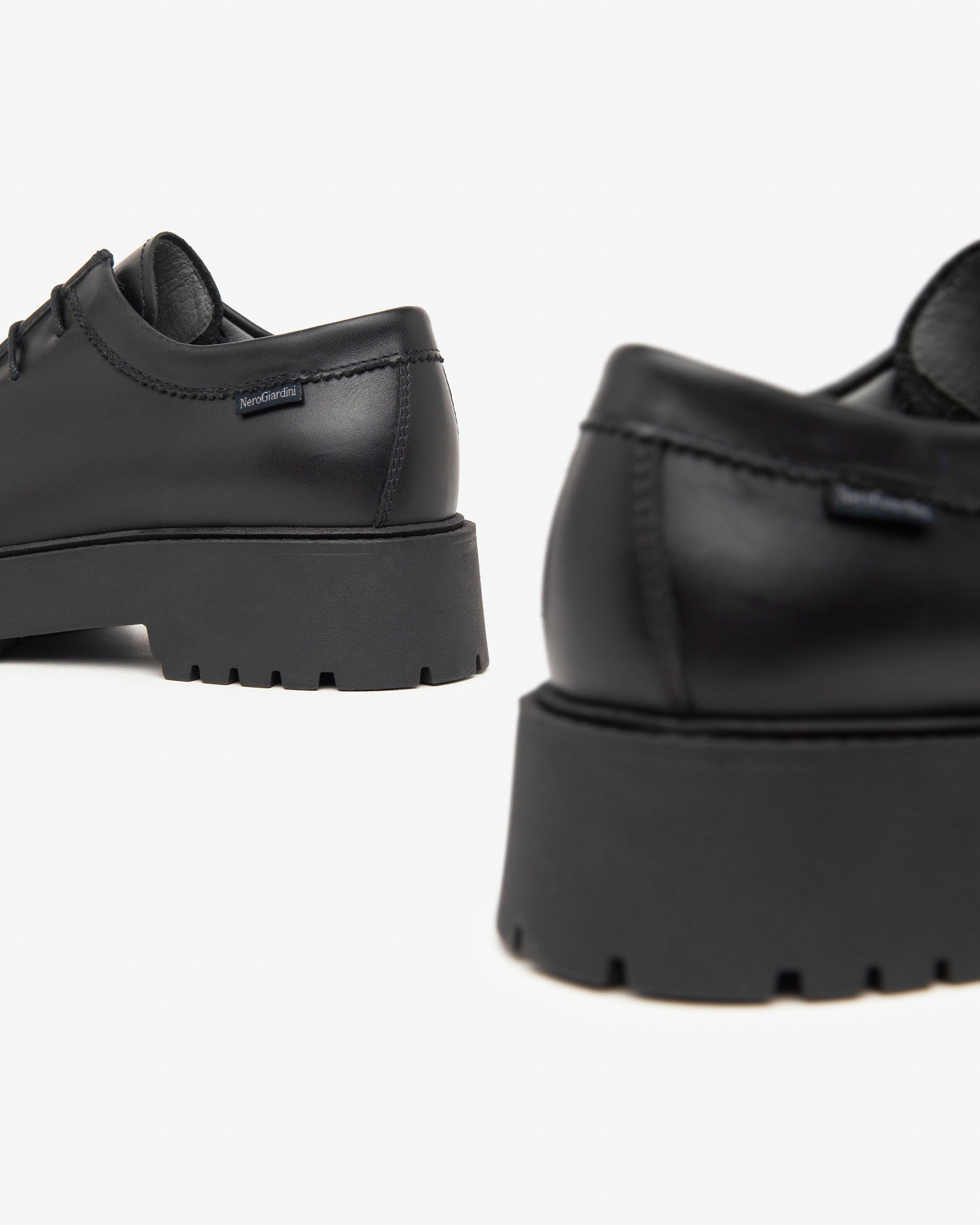 Nero Giardini Scarpe Basse Stringate da Donna – Nero