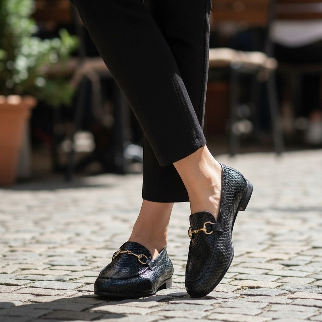 Mocassini neri in pelle intrecciata da donna inscarpa Raffa con fibbia dorata, tacco basso.